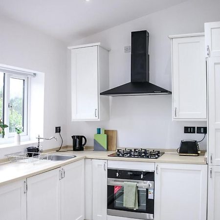 Chic 3Bed Flat In Manchester With Washer Wifi And Full Kitchen- Ideal For Contractors & Relocation By Brookland Stays 博尔顿 外观 照片